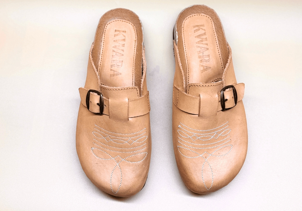 Mule artesanal estilo vaquero con bordado tipo bota – La Charra de Kwara hecho a mano por Kwaramx.com | Calzado exclusivo de Kwaramx.com