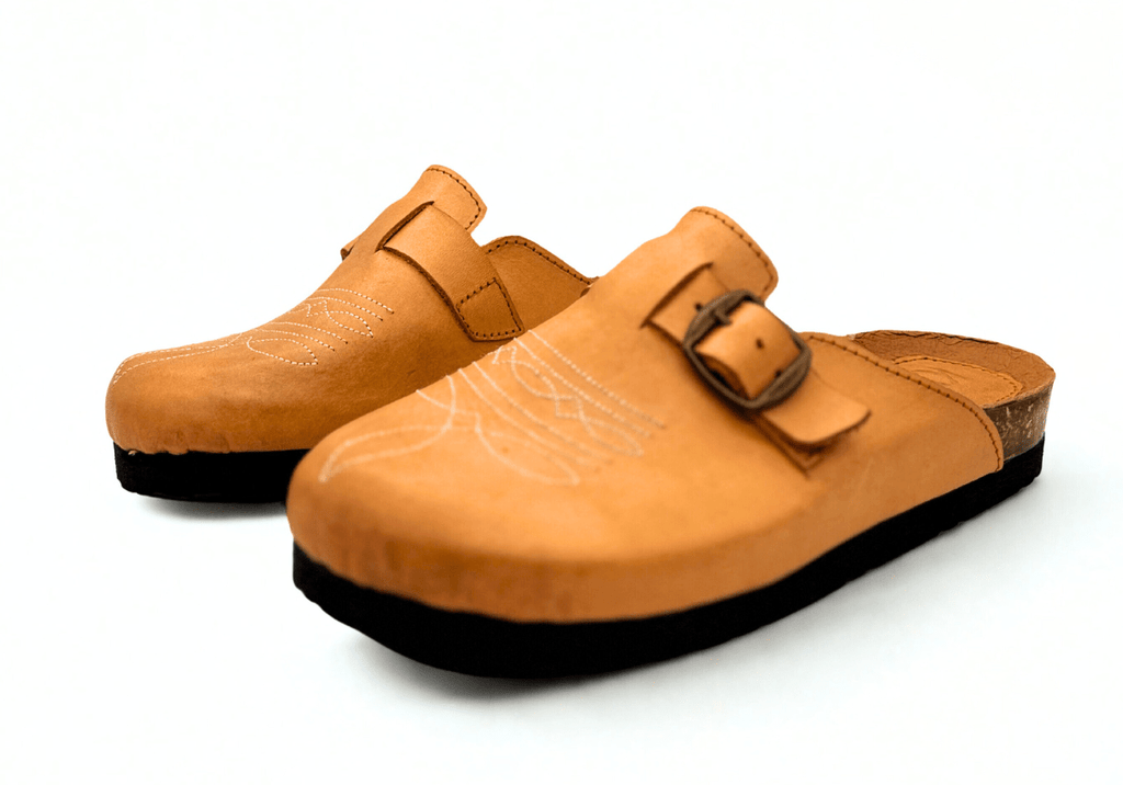 Mule artesanal estilo vaquero con bordado tipo bota – La Charra de Kwara hecho a mano por Kwaramx.com | Calzado exclusivo de Kwaramx.com