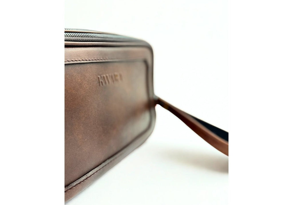 Neceser de piel artesanal con asa lateral – Modelo GRAN COYOTE de Kwara hecho a mano por Kwaramx.com | exclusivo de Kwaramx.com