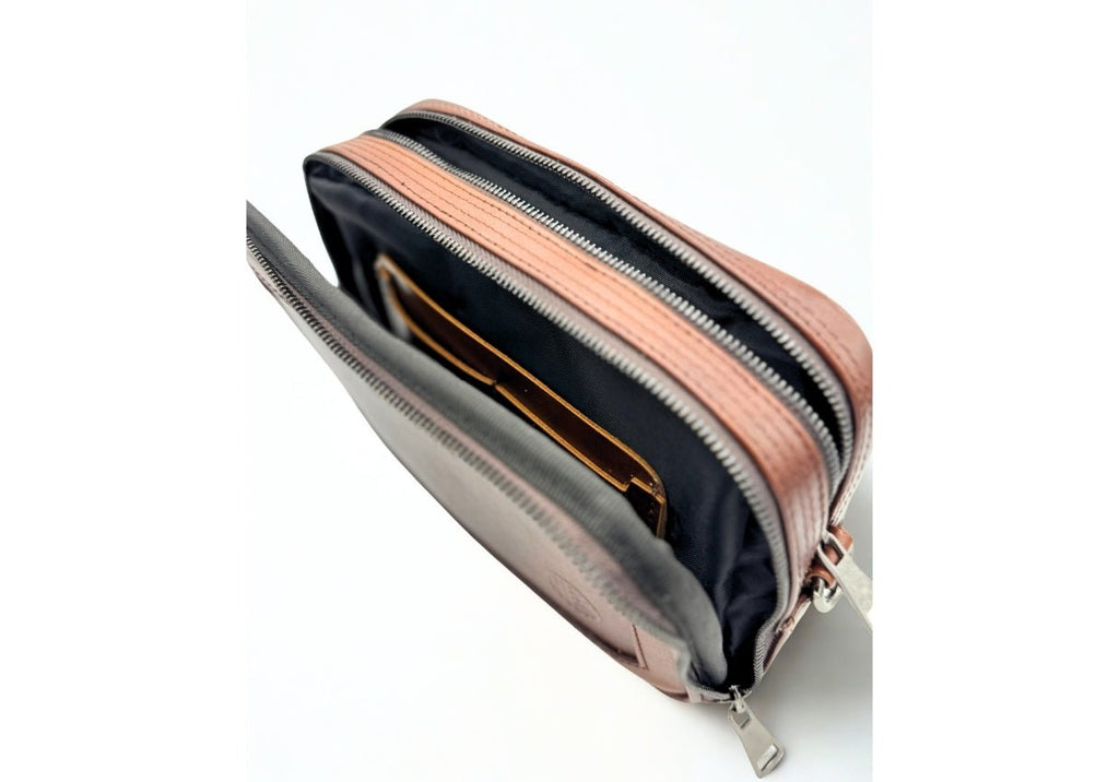 Neceser de piel artesanal con asa lateral – Modelo GRAN COYOTE de Kwara hecho a mano por Kwaramx.com | exclusivo de Kwaramx.com