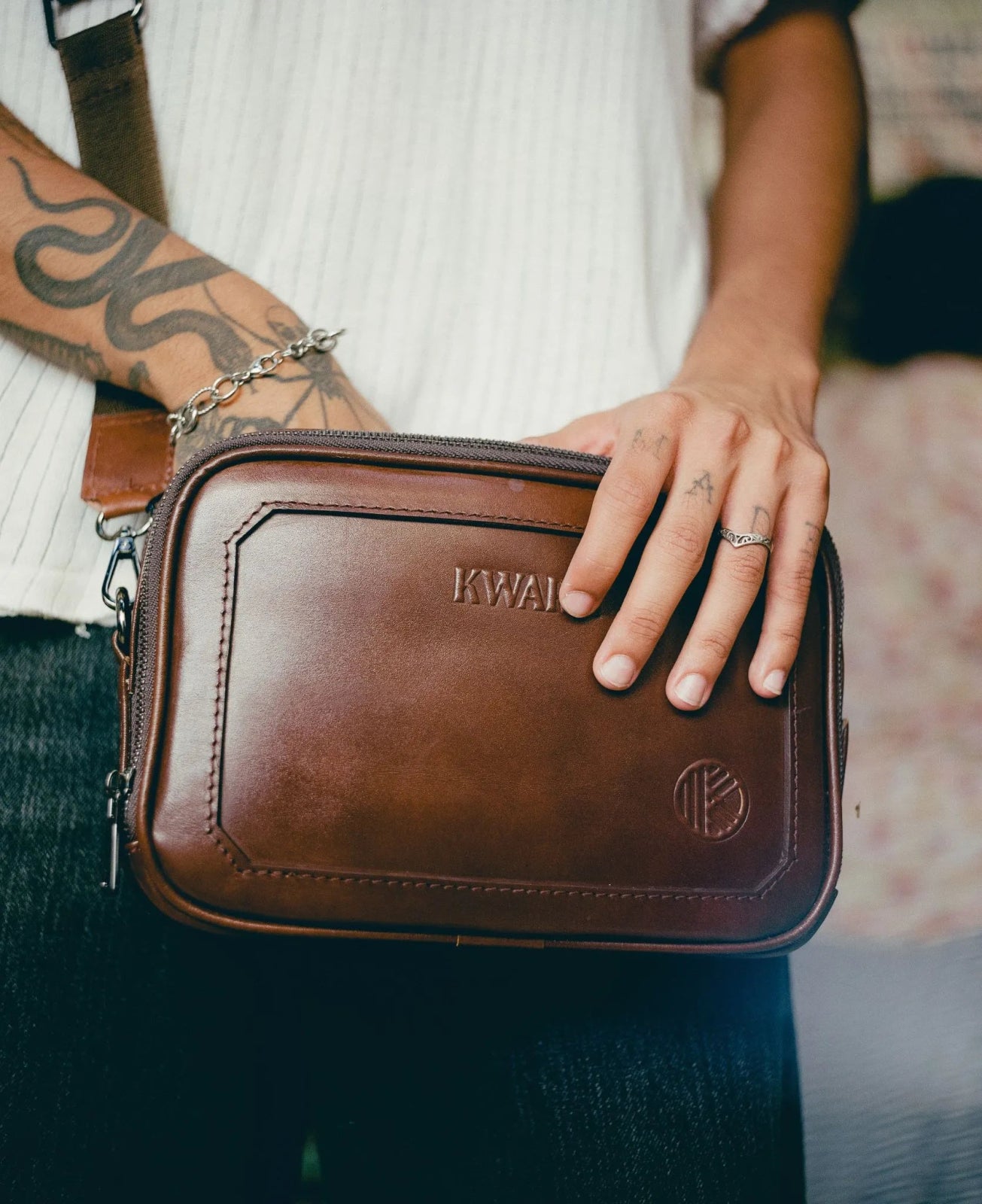 Neceser de piel artesanal con asa lateral – Modelo GRAN COYOTE de Kwara hecho a mano por Kwaramx.com | exclusivo de Kwaramx.com