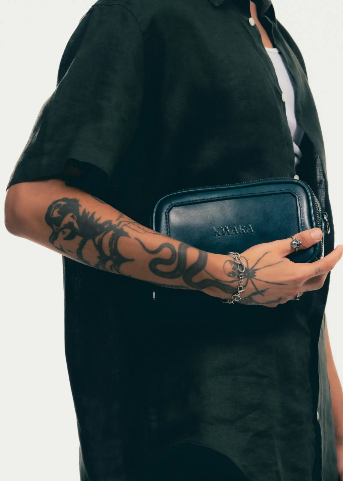 Pouch de piel artesanal azul – Modelo COYOTE de Kwara hecho a mano por Kwaramx.com | exclusivo de Kwaramx.com