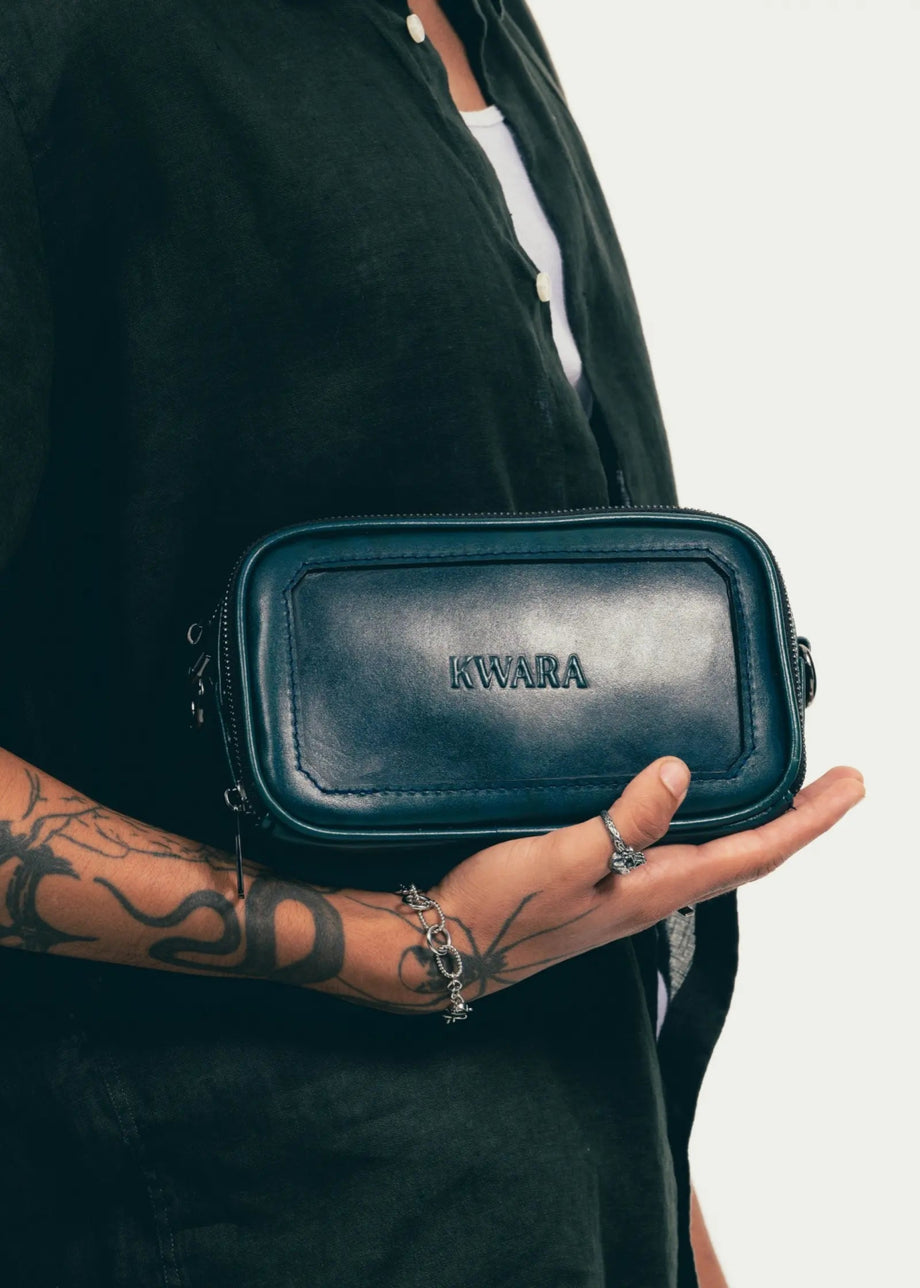 Pouch de piel artesanal azul – Modelo COYOTE de Kwara hecho a mano por Kwaramx.com | exclusivo de Kwaramx.com