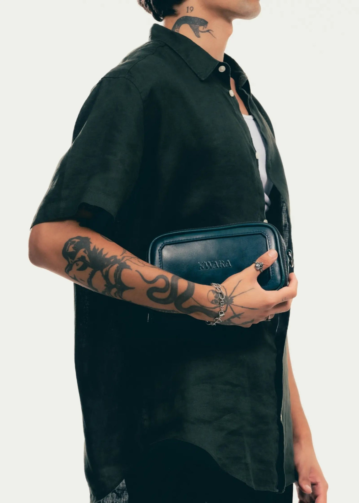 Pouch de piel artesanal azul – Modelo COYOTE de Kwara hecho a mano por Kwaramx.com | exclusivo de Kwaramx.com