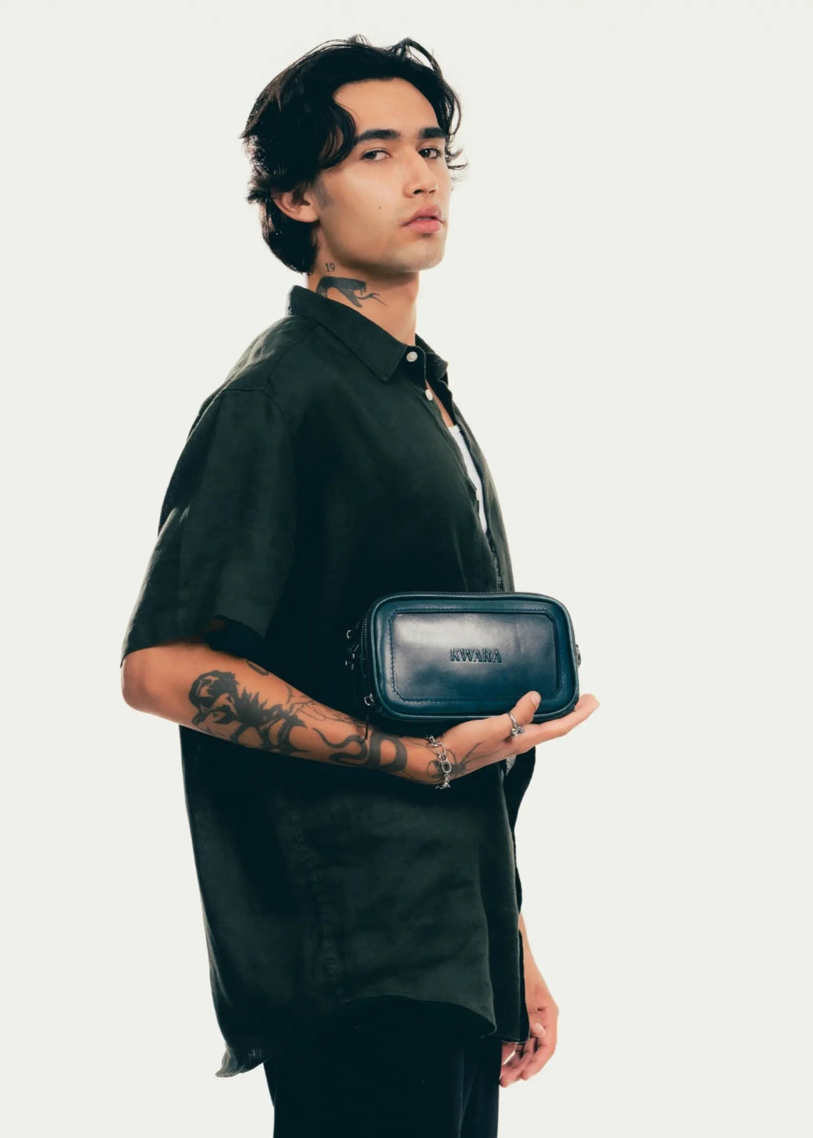 Pouch de piel artesanal azul – Modelo COYOTE de Kwara hecho a mano por Kwaramx.com | exclusivo de Kwaramx.com