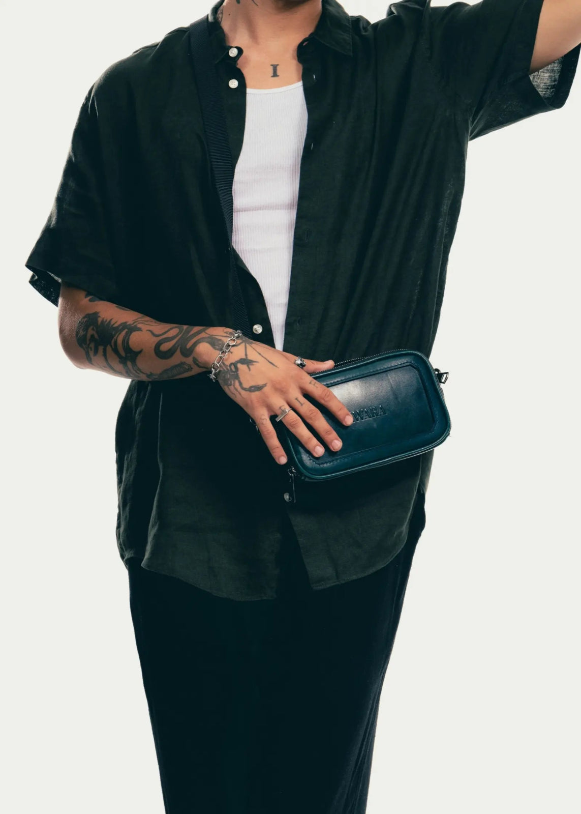 Pouch de piel artesanal azul – Modelo COYOTE de Kwara hecho a mano por Kwaramx.com | exclusivo de Kwaramx.com