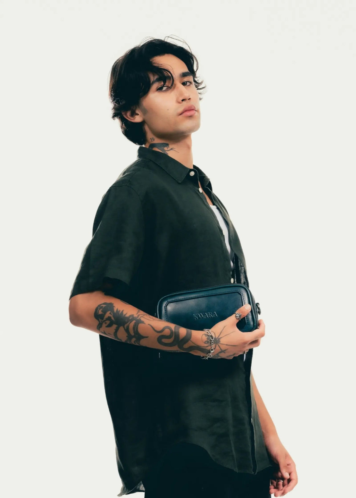 Pouch de piel artesanal azul – Modelo COYOTE de Kwara hecho a mano por Kwaramx.com | exclusivo de Kwaramx.com