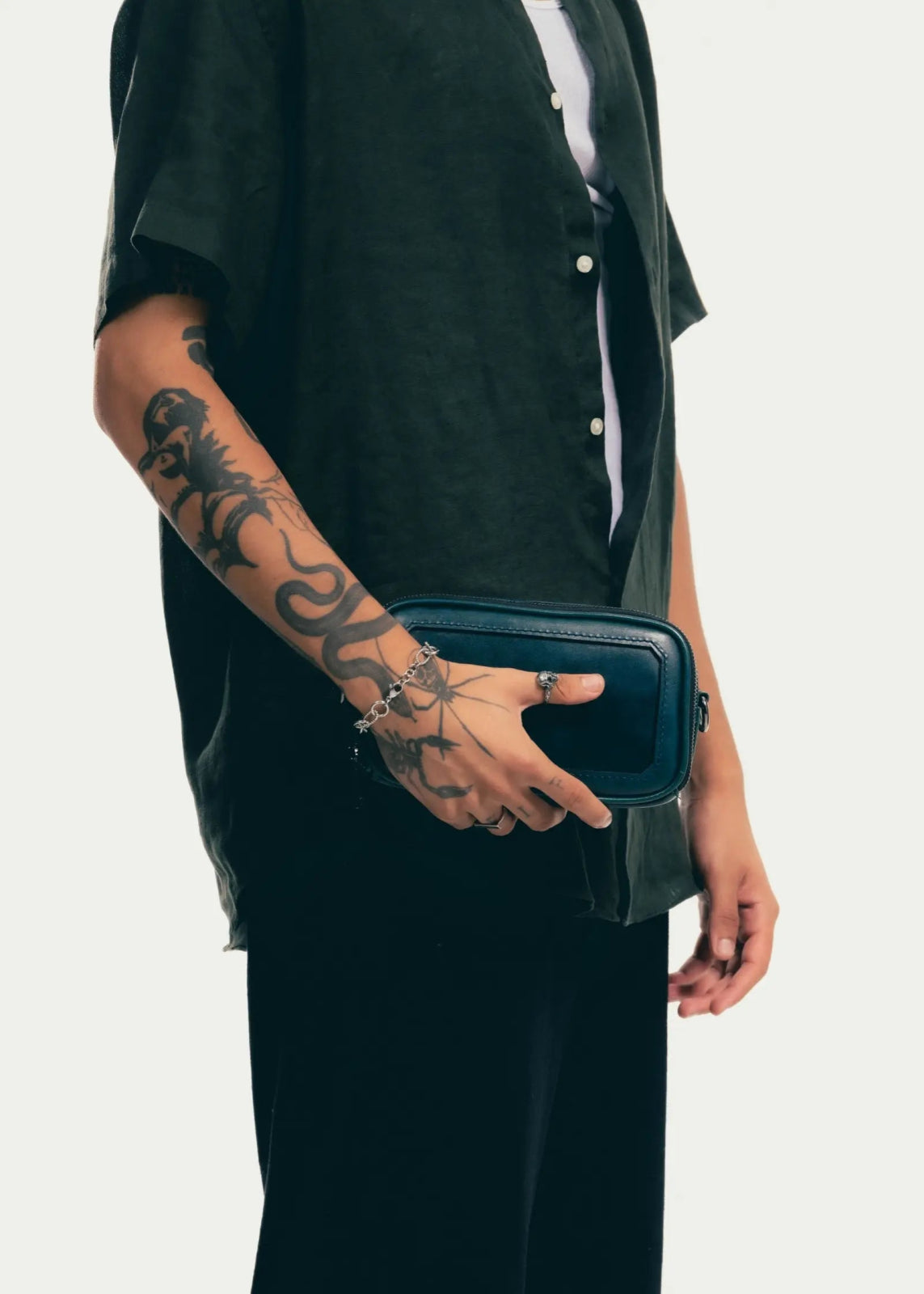 Pouch de piel artesanal azul – Modelo COYOTE de Kwara hecho a mano por Kwaramx.com | exclusivo de Kwaramx.com