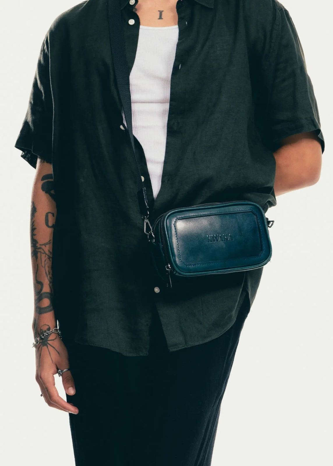 Pouch de piel artesanal azul – Modelo COYOTE de Kwara hecho a mano por Kwaramx.com | exclusivo de Kwaramx.com