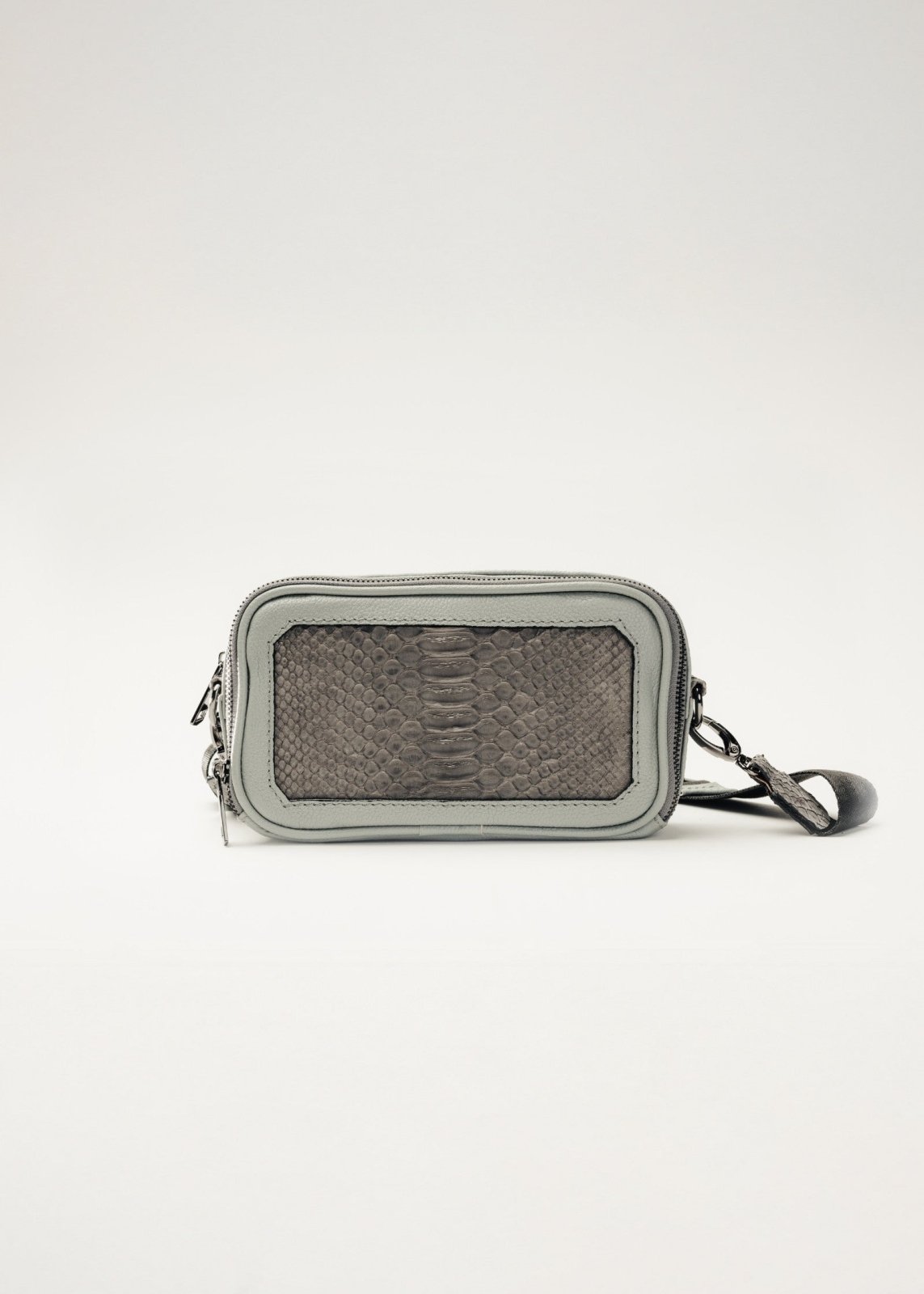 Pouch de piel artesanal gris – Modelo SERPIENTE de Kwara hecho a mano por Kwaramx.com | exclusivo de Kwaramx.com
