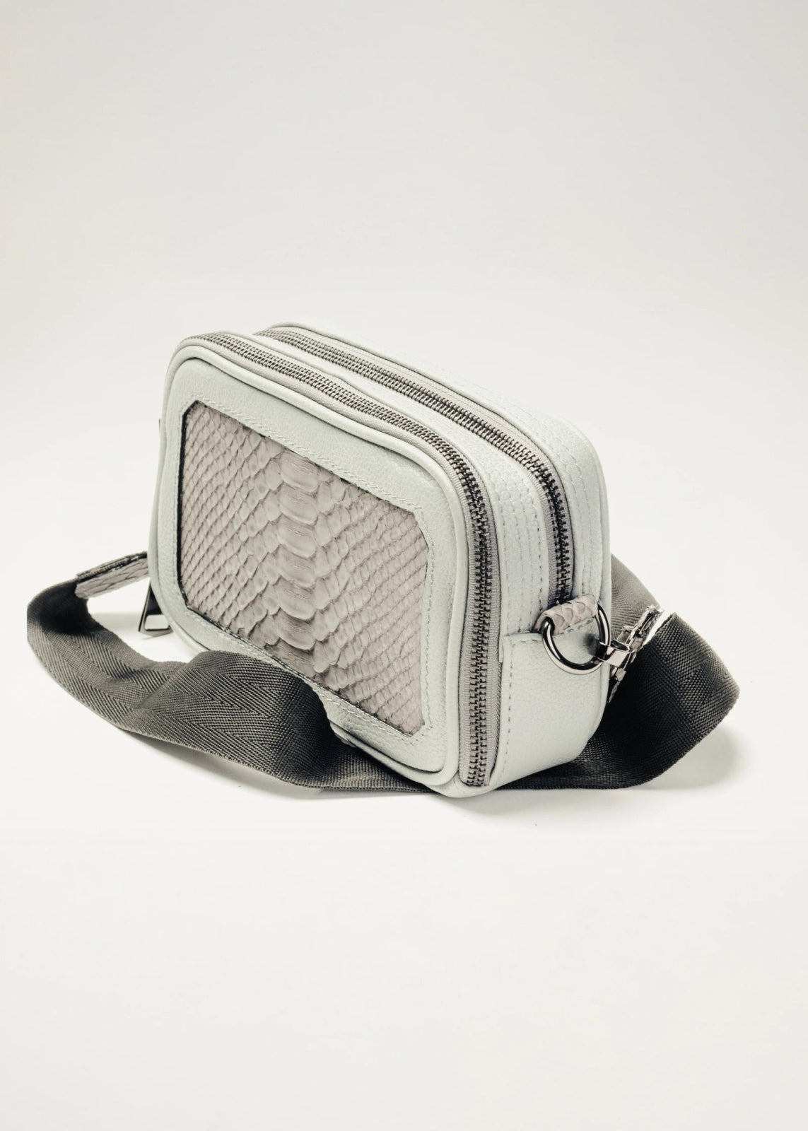 Pouch de piel artesanal gris – Modelo SERPIENTE de Kwara hecho a mano por Kwaramx.com | exclusivo de Kwaramx.com