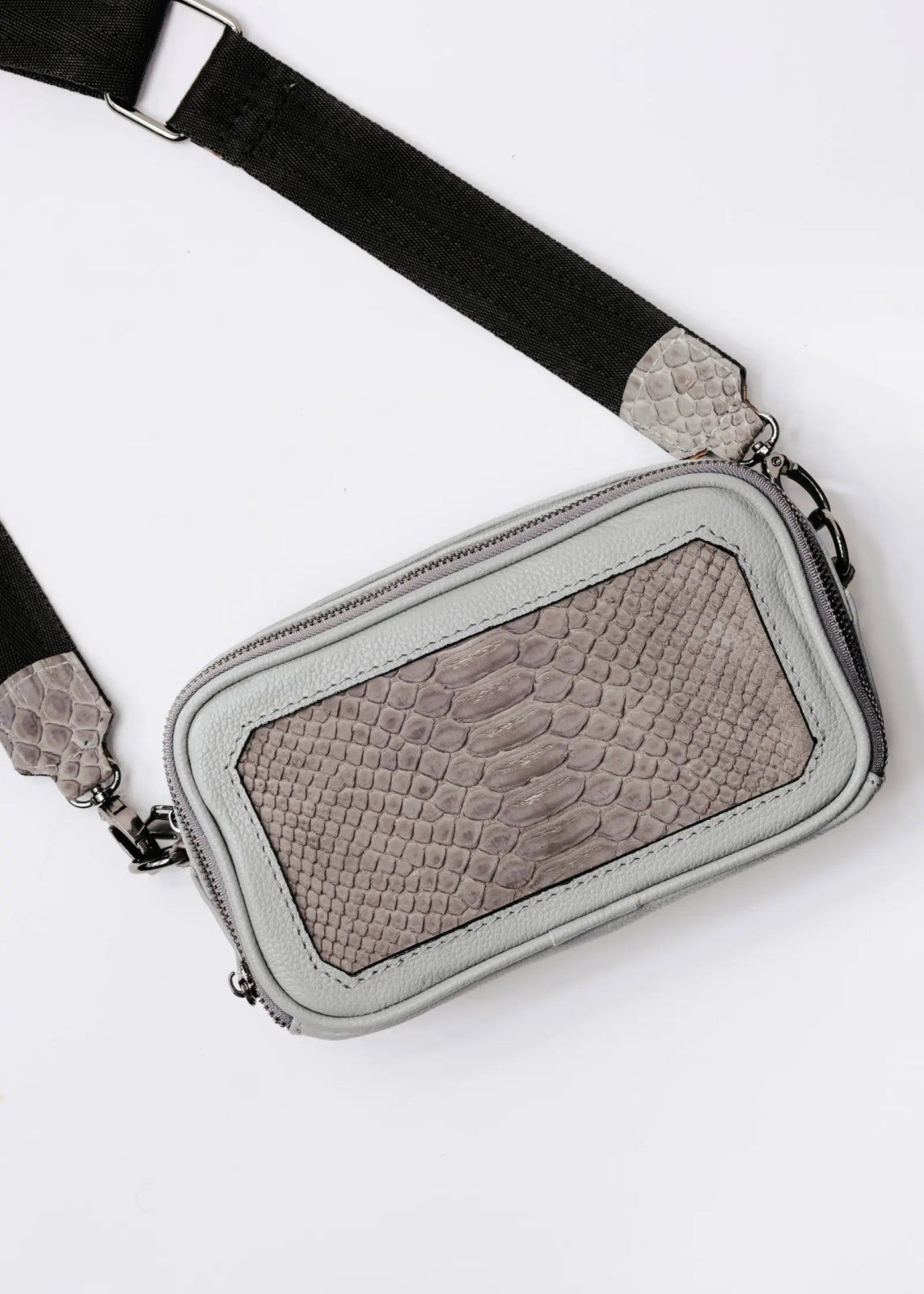Pouch de piel artesanal gris – Modelo SERPIENTE de Kwara hecho a mano por Kwaramx.com | exclusivo de Kwaramx.com