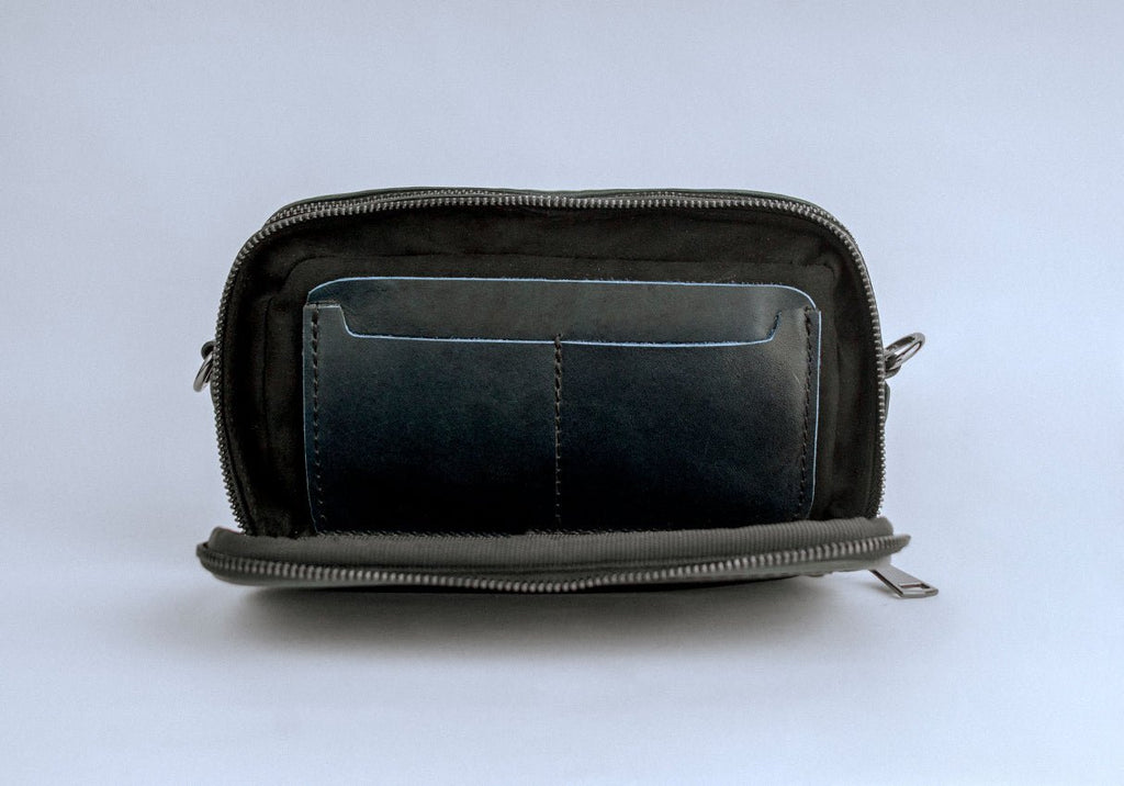 Pouch de piel artesanal negro – Modelo COYOTE de Kwara hecho a mano por Kwaramx.com | exclusivo de Kwaramx.com