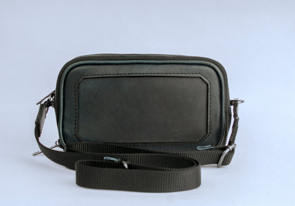 Pouch de piel artesanal negro – Modelo COYOTE de Kwara hecho a mano por Kwaramx.com | exclusivo de Kwaramx.com