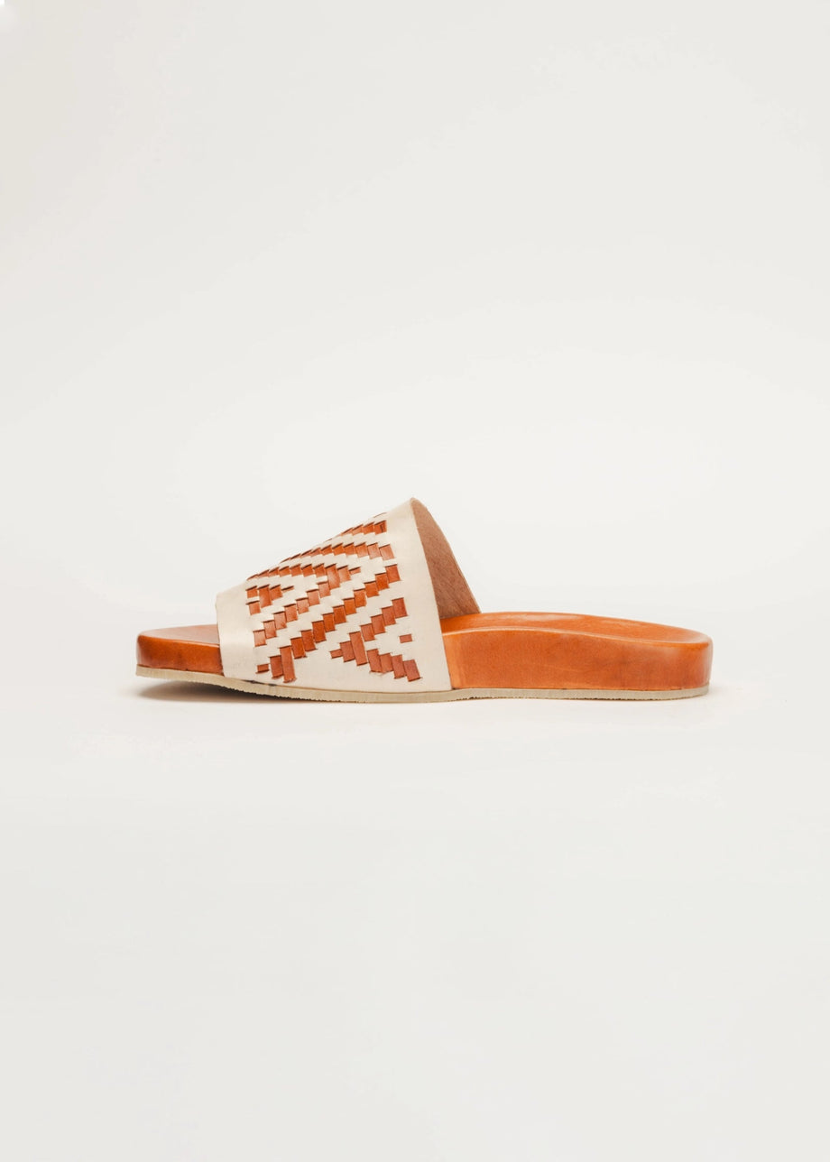 Sandalia huarache artesanal de piel mujer | KWARA Slide Tejida hecho a mano por Kwaramx.com | exclusivo de Kwaramx.com