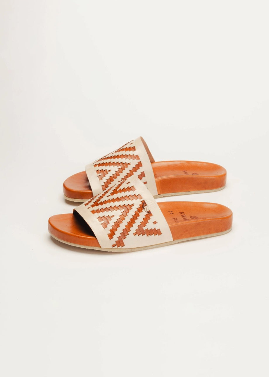 Sandalia huarache artesanal de piel mujer | KWARA Slide Tejida hecho a mano por Kwaramx.com | exclusivo de Kwaramx.com